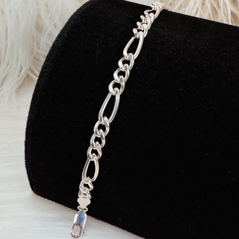 Beautiful Silvertone link chain bracelet